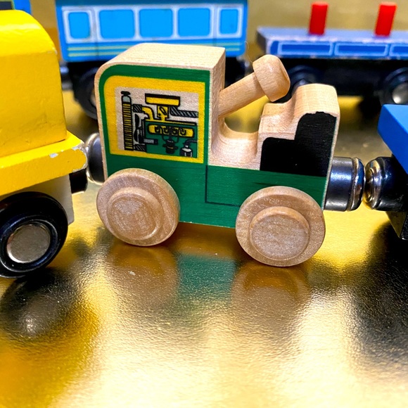 VINTAGE WOODEN TRAIN ENGINES & CARS MAGNETIC LSU, DOUG & MELISSA NAME TRAINS (6) - Picture 3 of 16